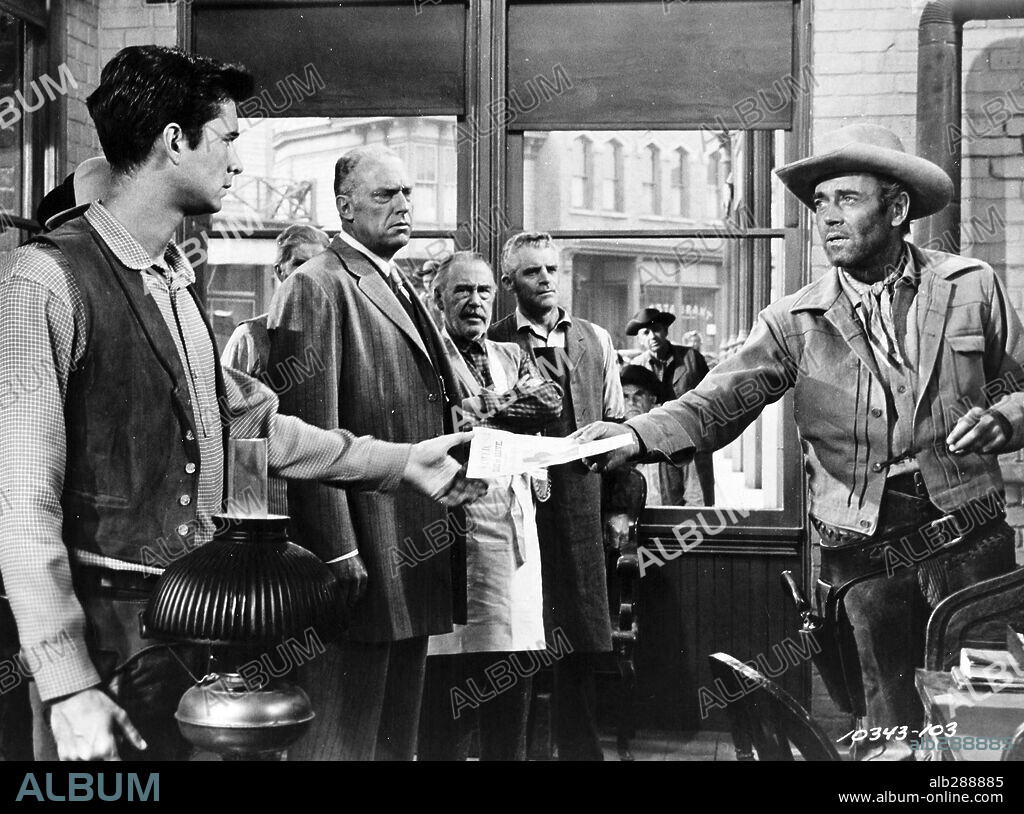 ANTHONY PERKINS y HENRY FONDA en CAZADOR DE FORAJIDOS, 1957 (THE TIN STAR), dirigida por ANTHONY MANN. Copyright PARAMOUNT PICTURES.