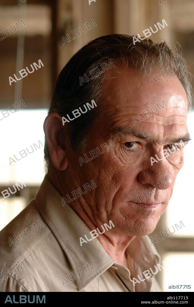 TOMMY LEE JONES en NO ES PAIS PARA VIEJOS, 2007 (NO COUNTRY FOR OLD MEN), dirigida por ETHAN COEN y JOEL COEN. Copyright PARAMOUNT CLASSICS.