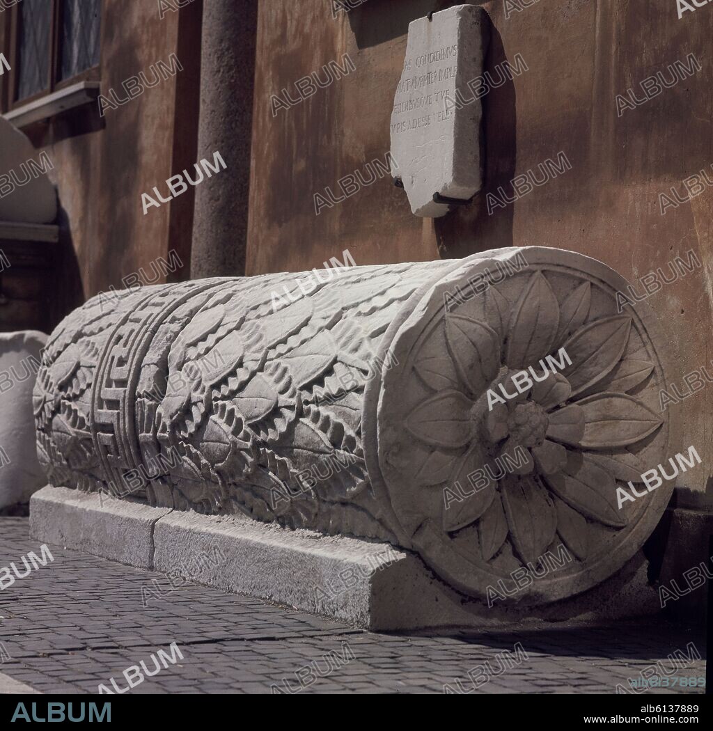 FRAGMENTOS DE LA ESTATUA COLOSAL DE CONSTANTINO PROCEDENTE DE LA BASILICA DE MAJENCIO, 313/324 DC, EN EL PATIO DEL PALACIO DE LOS CONSERVADORES.
