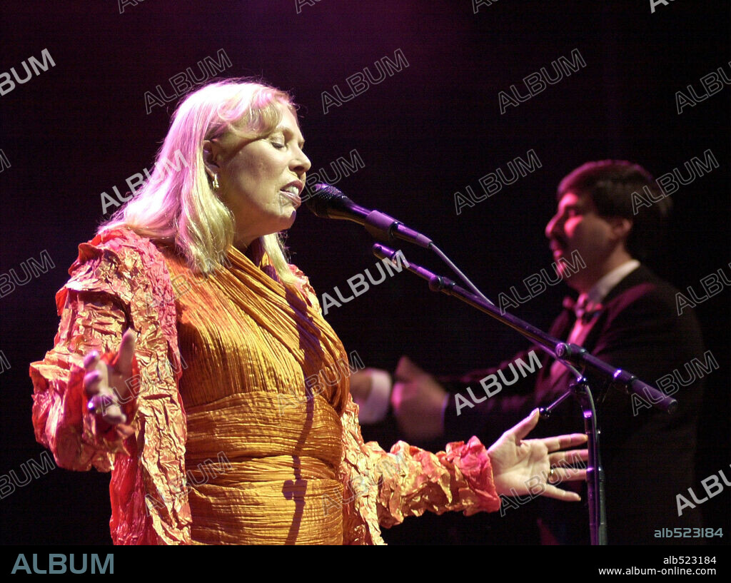 May 28, 2000; Boston, Massachusetts, USA; JONI MITCHELL performs in concert at the Fleet Boston Pavillion. Mandatory Credit: Photo by Steven Tackeff / ZUMA Press. (©) Copyright 2000 by Steven Tackeff. 28/05/2000