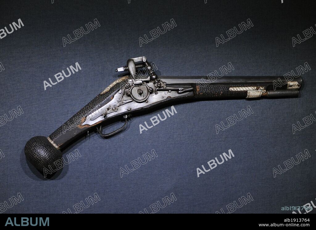 Pistola con mecanismo de fricción de llave de rueda. Alemania, Augsburgo, alrededor de 1580. Hierro forjado, parcialmente en relieve, haya coloreada con hueso incrustado, tallado. Calibre, 12mm. Museo Nacional de Cracovia. Polonia. Europa.