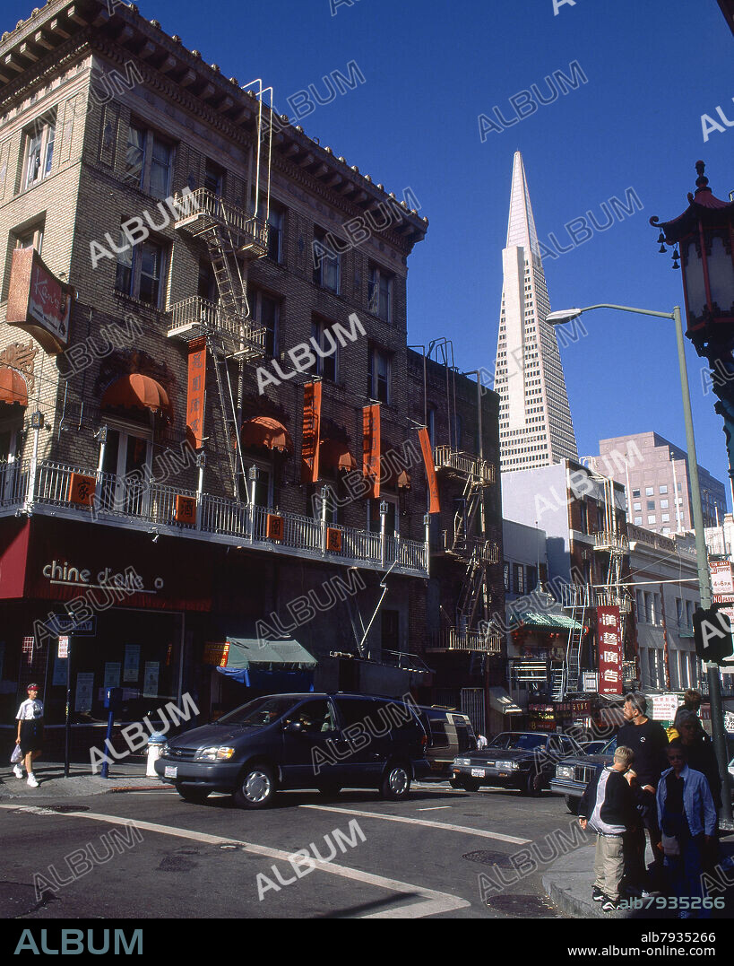 CALLE DEL BARRIO DE CHINATOWN - VISTA DE LA PIRAMIDE TRANSAMERICA.