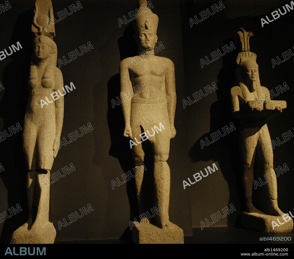ARTE EGIPCIO. EGIPTO. ESTATUAS COLOSALES DE UN FARAON, SU ESPOSA Y EL DIOS HAPI (Dios de la fecundidad). Exposición temporal "Tesoros sumergidos de Egipto" (Egypt's Sunken Treasures), objetos hallados en las excavaciones submarinas en Alejandría. MUSEO MARTIN GROPIUS. BERLIN. Alemania.