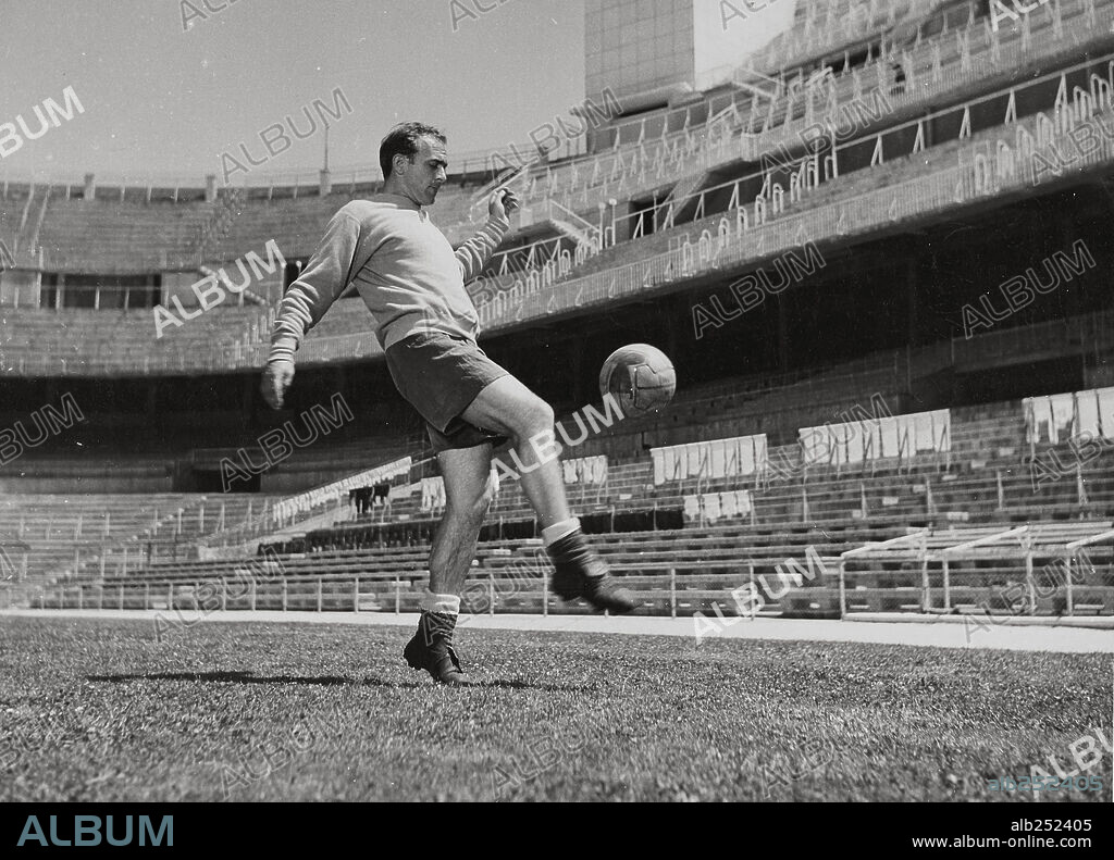ALFREDO DI STEFANO in LA SAETA RUBIA, 1956, directed by JAVIER SETO. Copyright UNION FILMS.