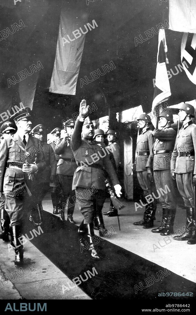 22 octubre 1940. Franco alza el brazo en presencia de Hitler en la entrevista de Hendaya, durante la revista de Tropas.