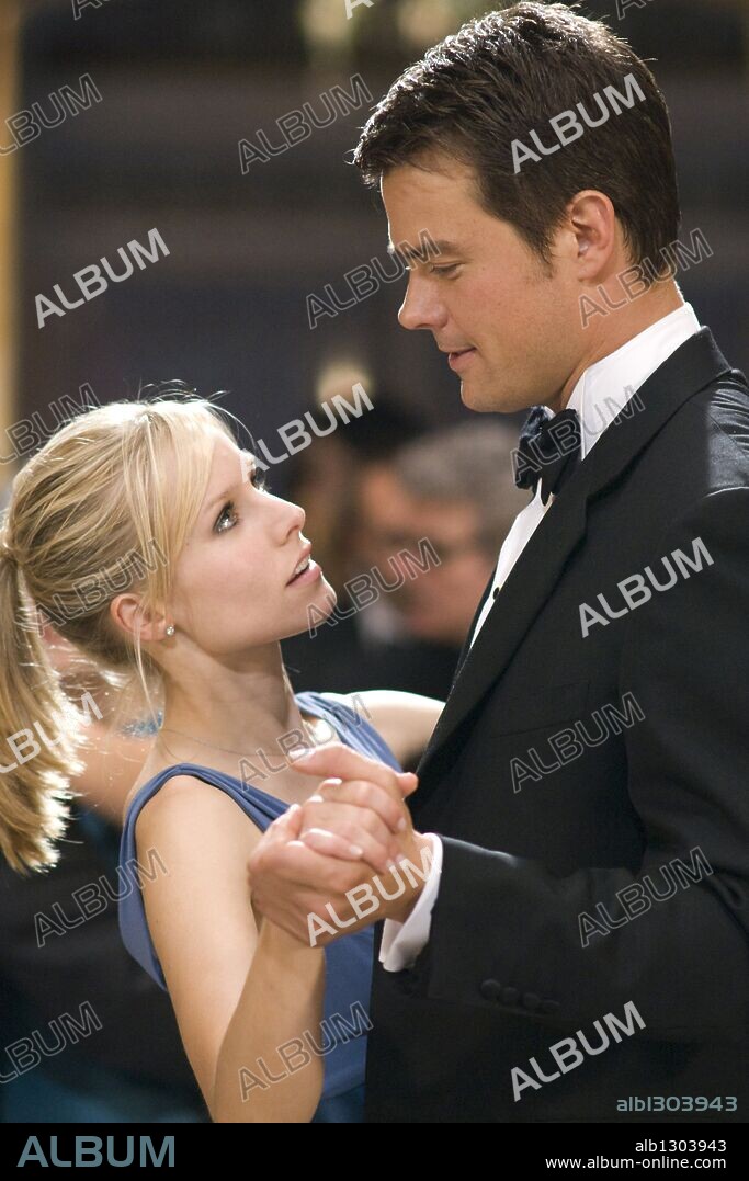 JOSH DUHAMEL and KRISTEN BELL in WHEN IN ROME, 2009, directed by MARK STEVEN JOHNSON. Copyright TOUCHSTONE PICTURES / ARONOWITZ, MYLES.