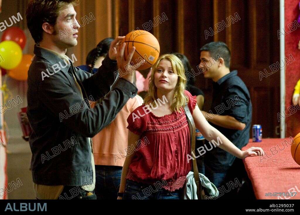 EMILIE DE RAVIN and ROBERT PATTINSON in REMEMBER ME, 2010, directed by ALLEN COULTER. Copyright UNDERGROUND FILMS AND MANAGEMENT.