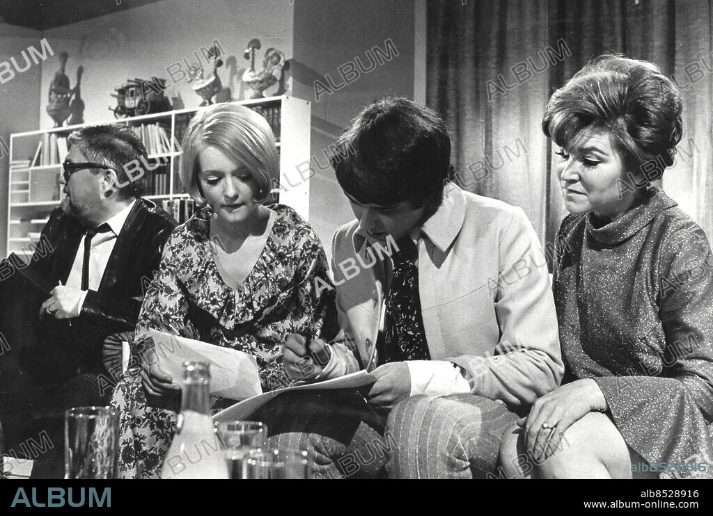 Stockholm 1968-03-23. Euorovisionstävlingen 1968. I kväll kl 21 får ni höra Claes-Göran Hederström sjunga sin segermelodi från den svenska melodifestivalen inför årets eurovisionsschlagerfinal i London den 6 april. Han ses ovan mellan två treor: Mona Wessman (tv) och Norges Nora Brockstedt. Längst till vänster producenten för TV-programmet Adress London: Olle Helander.. Foto: Åke Malmström / DN / TT / Kod: 37. ** SvD OUT **.