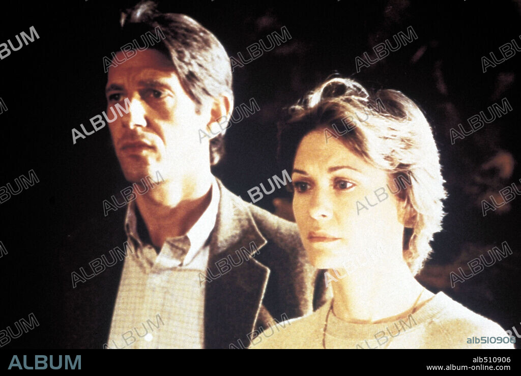 DEE WALLACE-STONE y PETER COYOTE en E. T. EL EXTRATERRESTRE, 1982 (E. T. THE EXTRA-TERRESTRIAL), dirigida por STEVEN SPIELBERG. Copyright UNIVERSAL PICTURES.