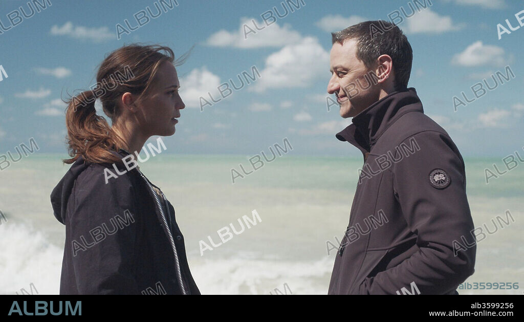 ALICIA VIKANDER y JAMES MCAVOY en INMERSION, 2017 (SUBMERGENCE), dirigida por WIM WENDERS. Copyright LILA 9TH PRODUCTIONS.