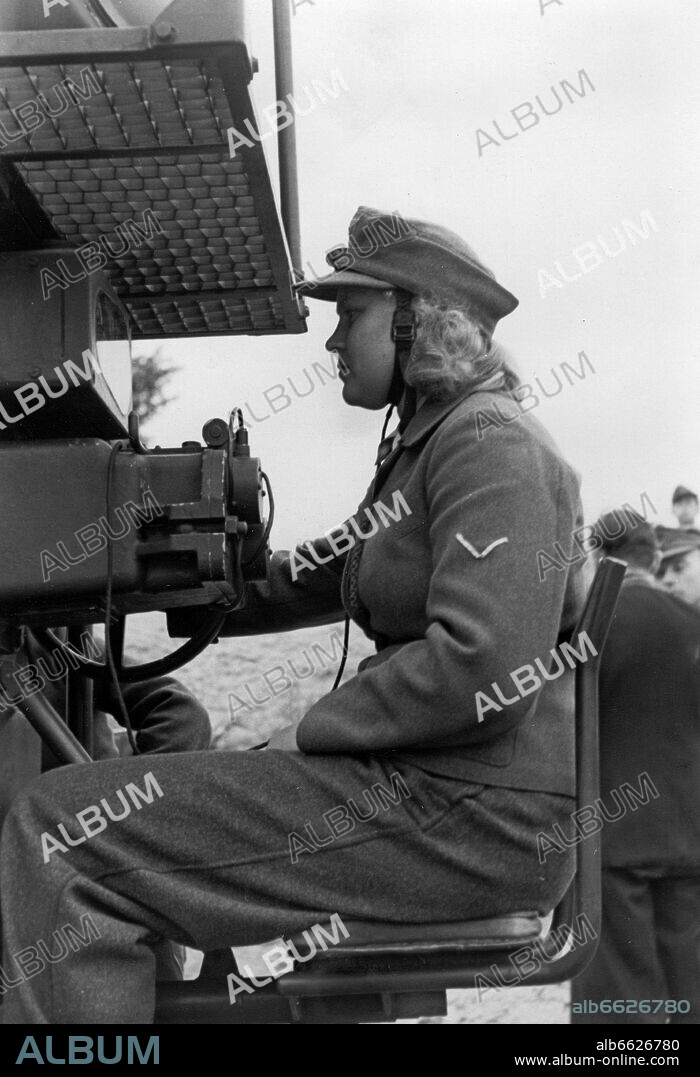 Women as Wehrmacht helpers on duty for the German Wehrmacht - here flak helpers in action at air defense. 08/06/1944