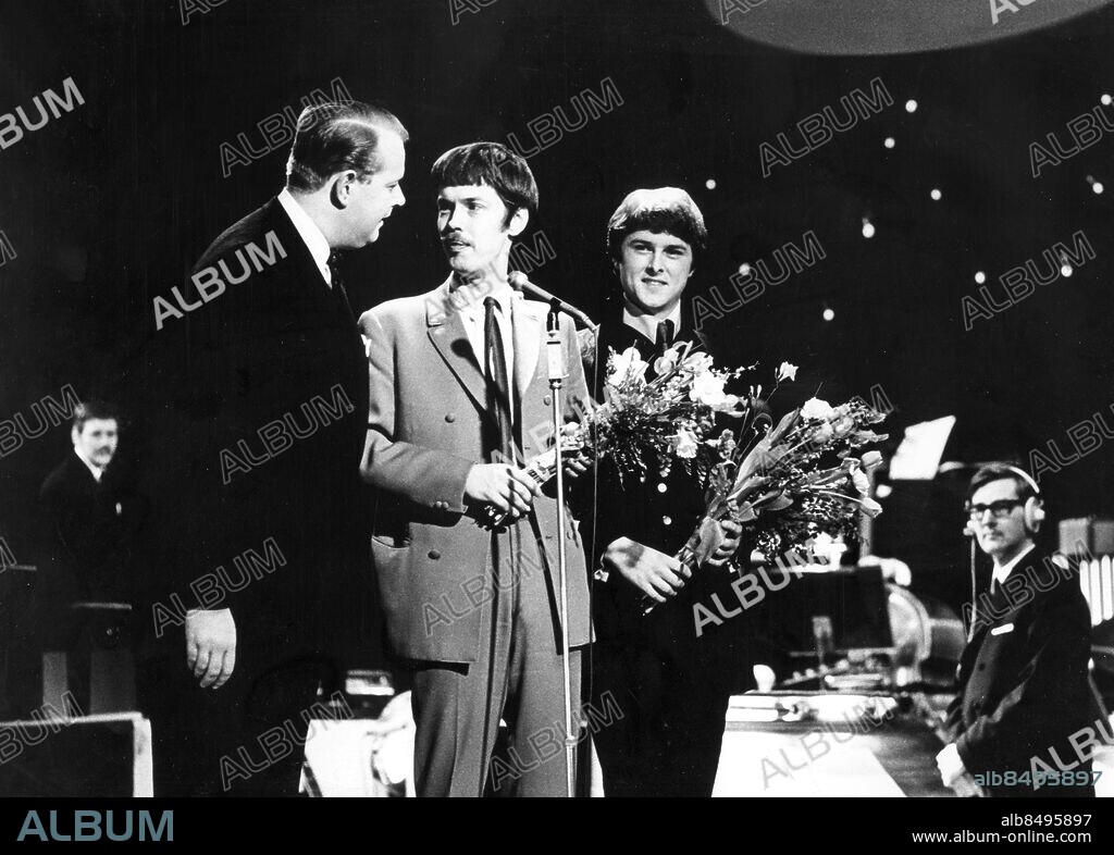Orig. bildtext... EUROVISIONSSCHLAGERN 1968 Magnus Banck, Peter Himmelstrand, Claes-Göran Hederström Anm. MELODIFESTIVALEN 1968 på Cirkus i Stockholm Claes-Göran Hederström segrade i den svenska uttagningen med låten Det börjar verka kärlek, banne mej Schlagerfestival Blombuketter Buketter Sångare Gratulationer Eurovisionsschlagerfestivalen TV Musik persons: CLAES-GÖRAN HEDERSTRÖM;MAGNUS BANCK;PETER HIMMELSTRAND sites: SVERIGE;STOCKHOLM PhotoDate:1968-??-??.