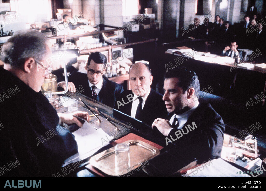 JOHN LITHGOW, JOHN TRAVOLTA, ROBERT DUVALL y ZELJKO IVANEK en CIVIL ACTION, A-ACCION CIVIL, 1998 (A CIVIL ACTION), dirigida por STEVEN ZAILLIAN. Copyright PARAMOUNT PICTURES.