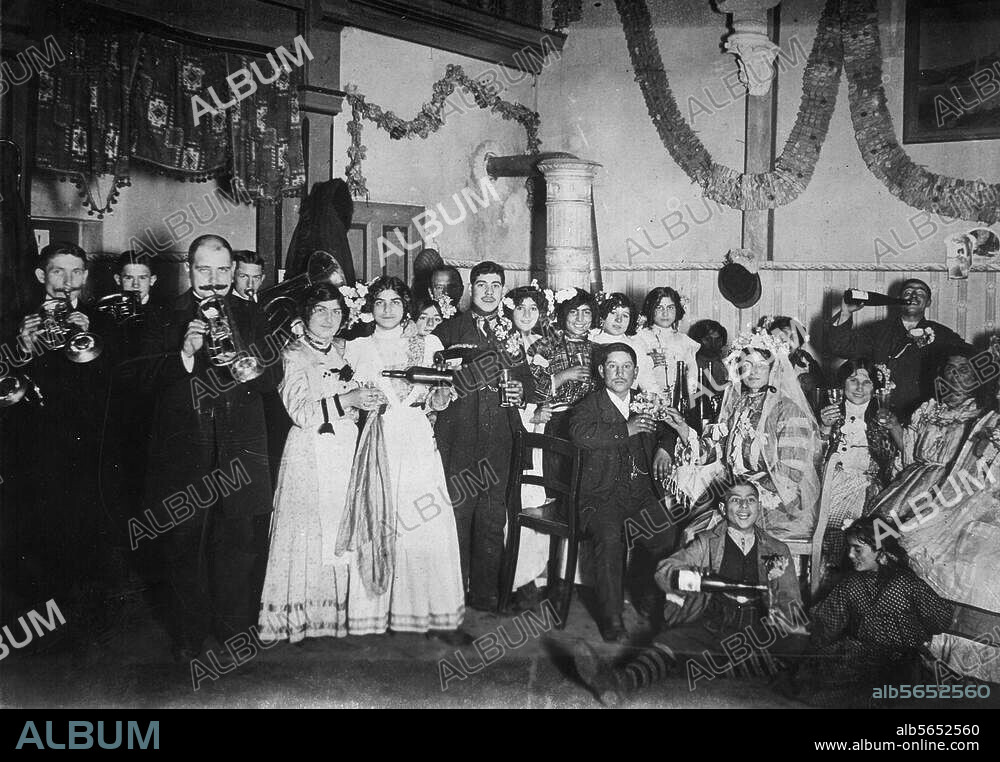 Völkerkunde:. Sinti und Roma. Hochzeitsgesellschaft in Weissensee bei Berlin. Foto, um 1920 (Otto Haeckel).