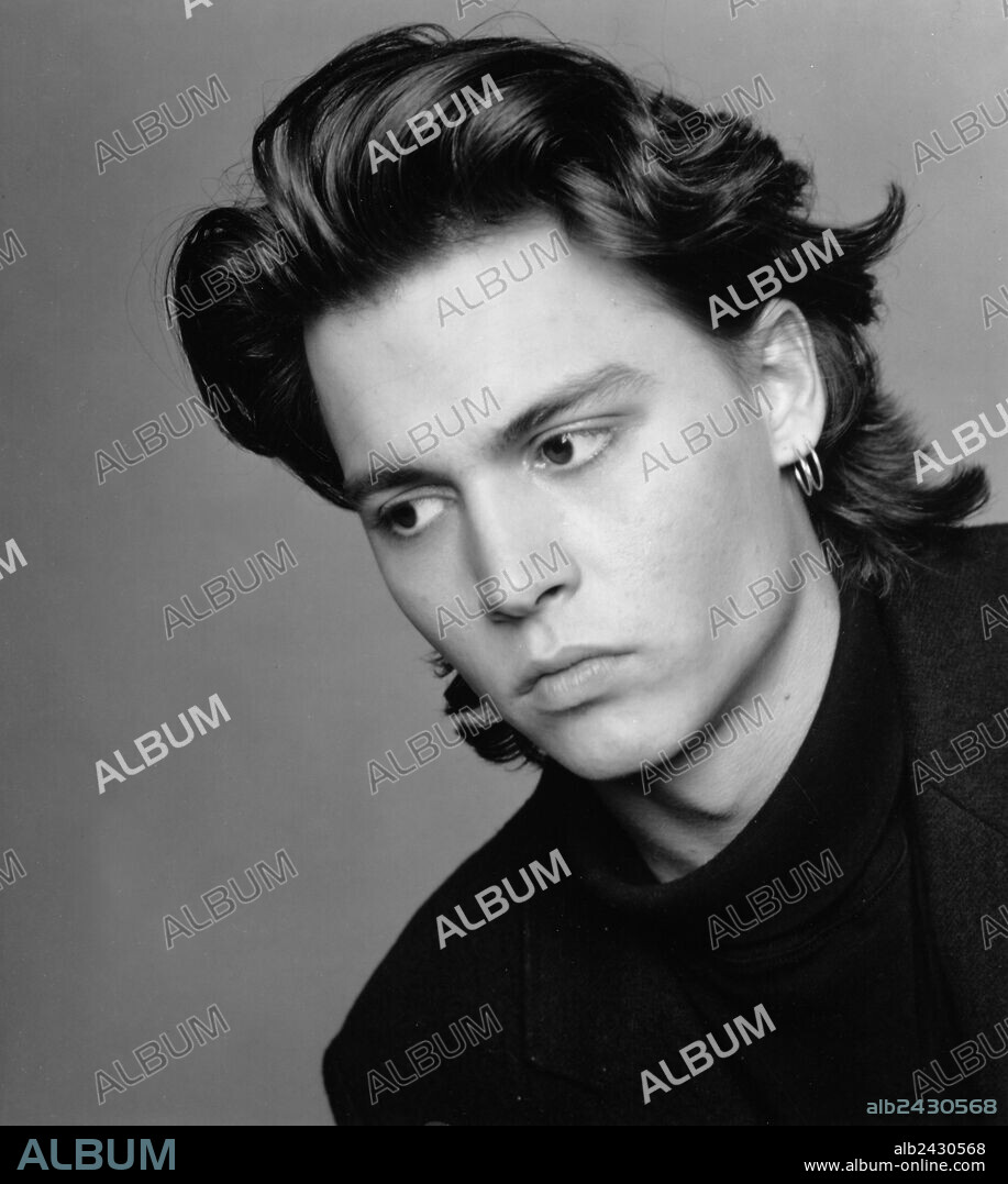 JOHNNY DEPP en JOVENES POLICIAS, 1987 (21 JUMP STREET), dirigida por STEPHEN J. CANNELL. Copyright 20TH CENTURY FOX TV.