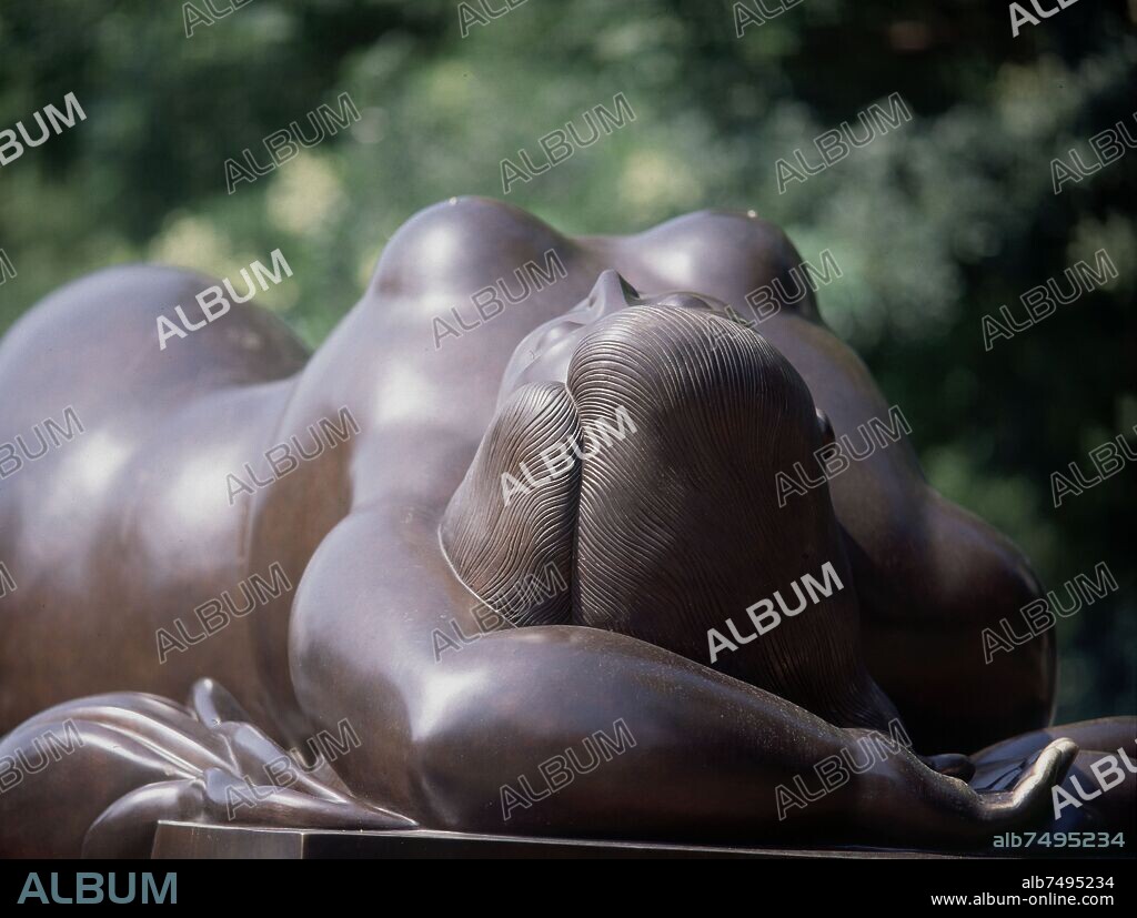 FERNANDO BOTERO. DETALLE - MUJER TUMBADA BOCA ARRIBA.