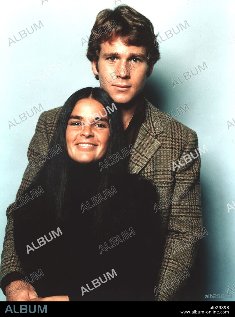ALI MacGRAW et RYAN O'NEAL dans LOVE STORY, 1970, réalisé par ARTHUR HILLER. Copyright PARAMOUNT PICTURES.