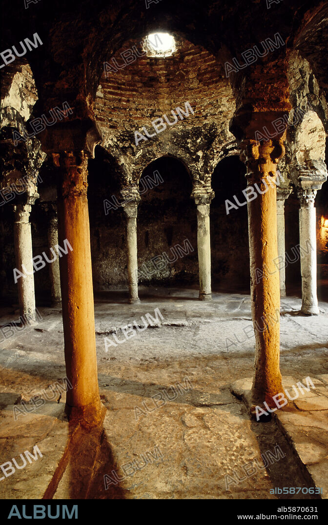 Mallorca - - Palma de Mallorca : intérieur de bains arabes.