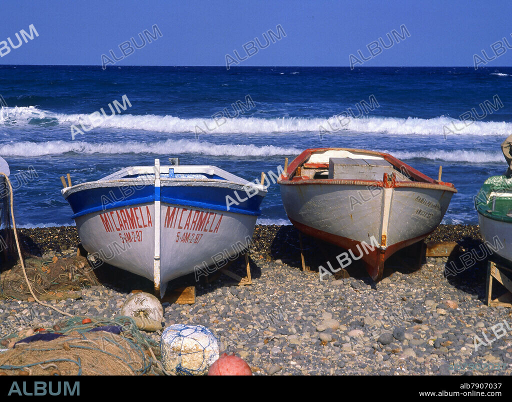 BARCAS DE PESCADORES EN LA PLAYA.