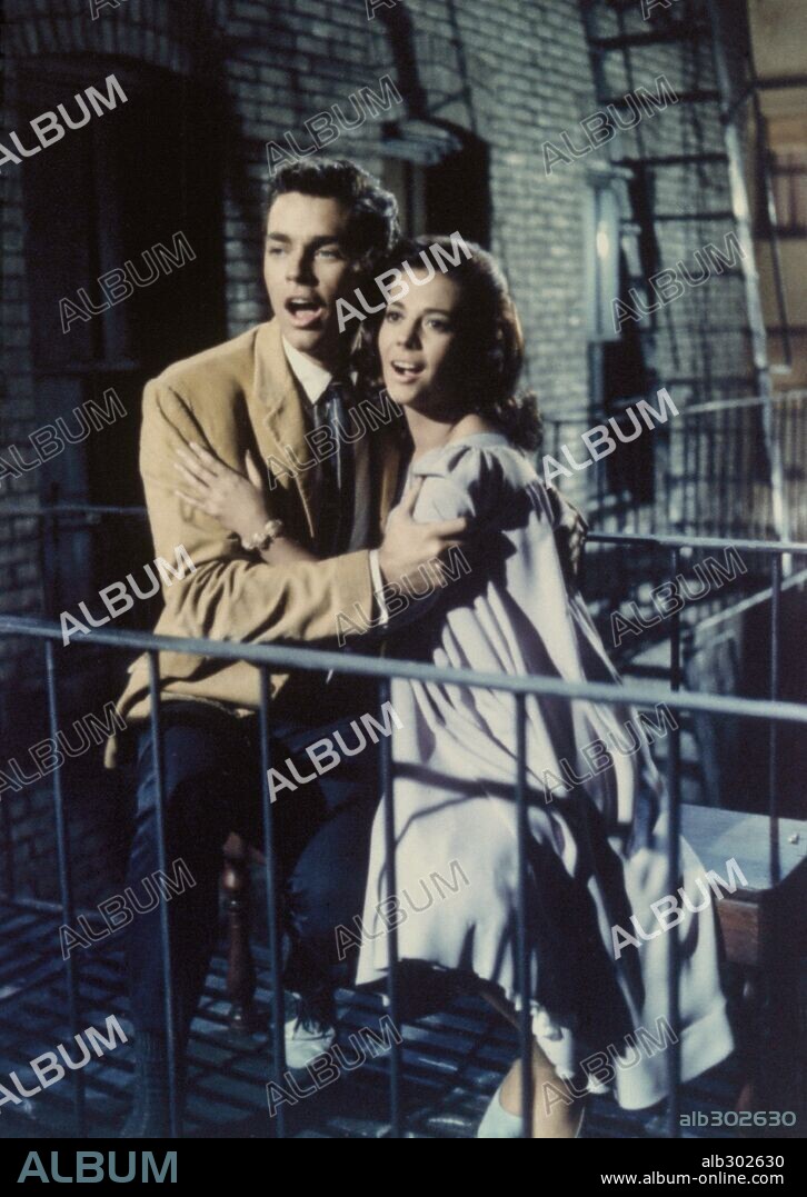 NATALIE WOOD and RICHARD BEYMER in WEST SIDE STORY, 1961, directed by ROBERT WISE. Copyright MIRISCH-7 ARTS/UNITED ARTISTS.