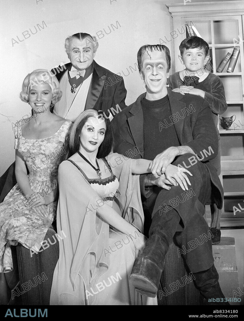 AL LEWIS, BEVERLEY OWEN, BUTCH PATRICK, FRED GWYNNE and YVONNE DE CARLO in THE MUNSTERS, 1964, directed by EARL BELLAMY, EZRA STONE, GENE REYNOLDS, JERRY PARIS, JOSEPH PEVNEY and NORMAN ABBOTT. Copyright CBS/MCA/UNIVERSAL.