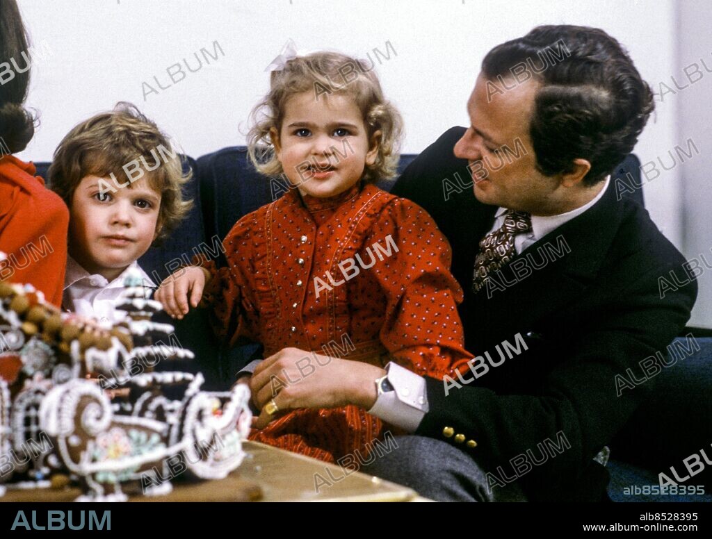 ARKIV EKERÃ– 1984DEC. Prince Carl Philip, Princess Madeleine and King Carl Gustaf is seen with a ginger bread house during photo opp before Christmas at the Drottningholm Palace December 1984 . Foto: Anders HolmstrÃ¶m / TT / Kod: 50100.