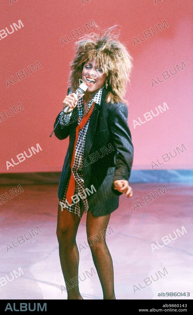 Bildnummer: 56629369 Datum: 01.03.1985 Copyright: imago/teutopress. Tina Turner (Sängerin) 03/85 vZ Frau Musik Pop Gesang USA dunkelhäutig dunkelhaarig langhaarig Locken sexy leger Blazer Hemd Tuch Minirock Mikrophon haltend stehend Auftritt Studio Dekoration singend gestikulierend halb hoch People Kultur Entertainment 02 xmk x0x 1985 hoch . 56629369 Date 01 03 1985 Copyright Imago teutopress Tina Turner Singer 03 85 VZ Woman Music Pop Singing USA dark-skinned dark haired long haied lure sexy casual Blazer Shirt Cloth Miniskirts Microphone holding standing Appearance Studio Decoration singing gesticulating half vertical Celebrities Culture Entertainment 02 xmk x0x 1985 vertical.