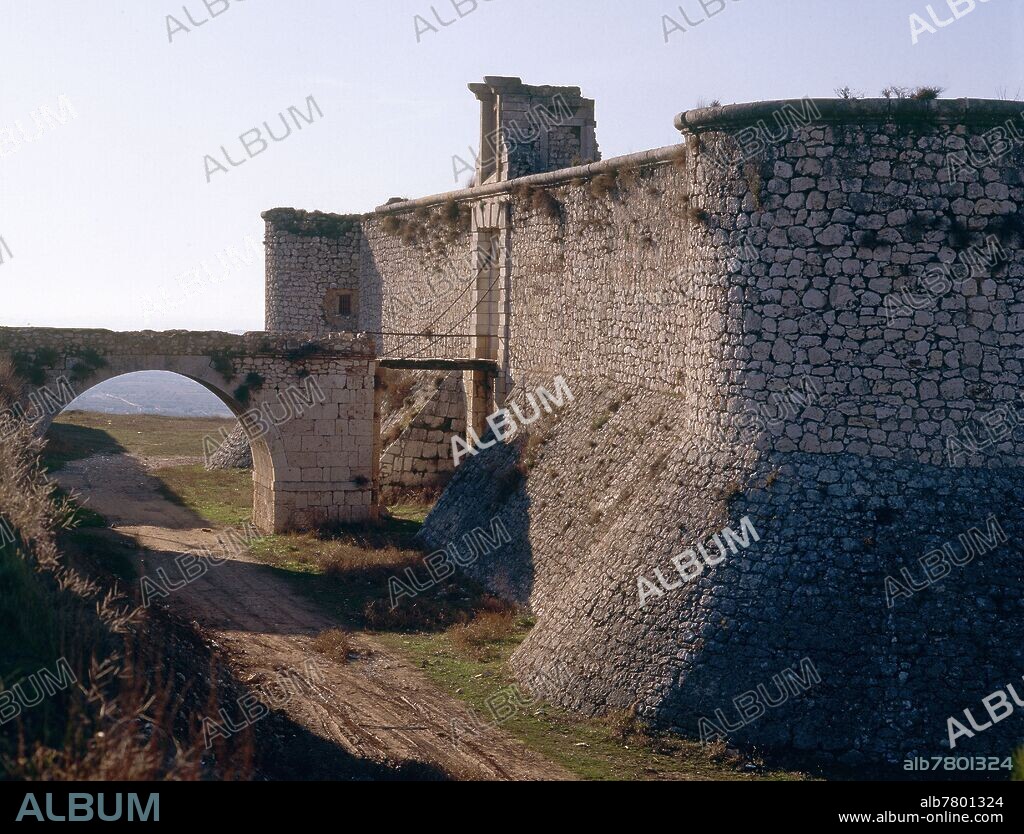 CASTILLO - FOSO Y PUENTE LEVADIZO.