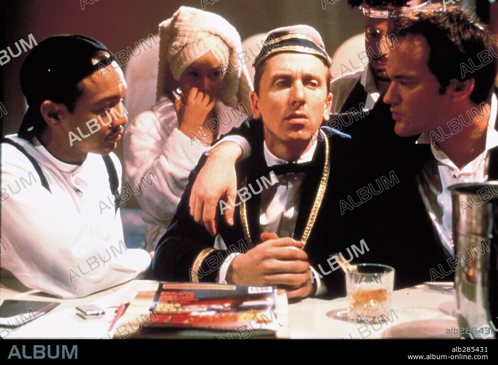TIM ROTH en FOUR ROOMS, 1995, dirigida por ALEXANDRE ROCKWELL, ALLISON ANDERS, QUENTIN TARANTINO y ROBERT RODRIGUEZ. Copyright MIRAMAX.