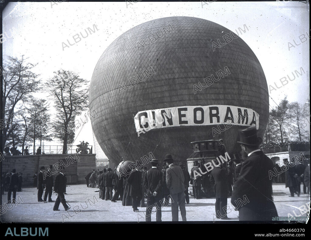 Vue du ballon du CINEORAMA, pendant l'exposition universelle de Paris, en 1900. Credit Collection Kharbine Tapabor.