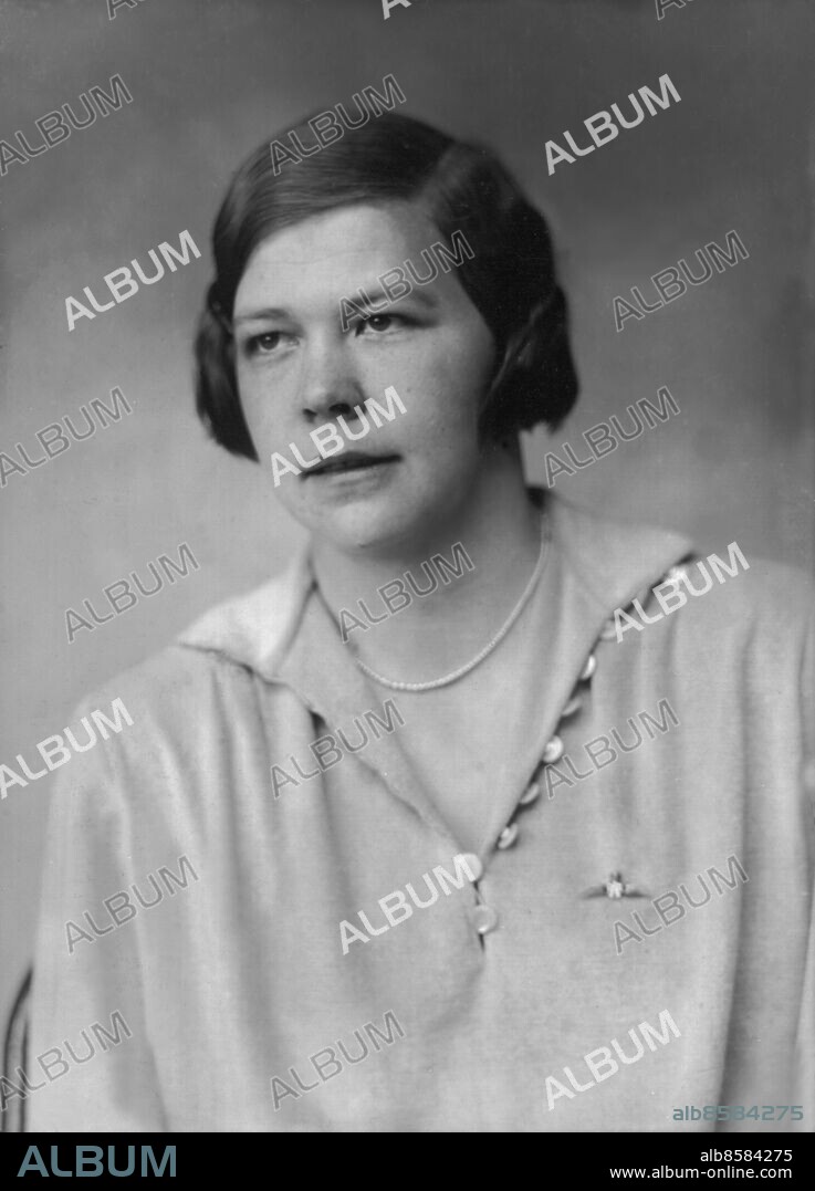 ESKILSTUNA 1920-tal.. Orig. bildtext... SUDDENLY FAMOUS. Famous was suddenly the wife of captain Einar Lundborg who saved Nobile and afterwards was saved by his friend Schyberg. Mrs. Margeret Lundborg photographed at his home in Eskilstuna. Anm. Nobile-expeditionen 1928. Under räddningen av Nobilebesättningen kraschade Lundborgs flygplan och han tillbringade två veckor på ett isflak innan kollegan Schyberg räddade honom. Se även BBO977-BBO980 Bildserier Fotoreportage CD505 persons: MARGARETA LUNDBORG sites: ESKILSTUNA;SVERIGE.