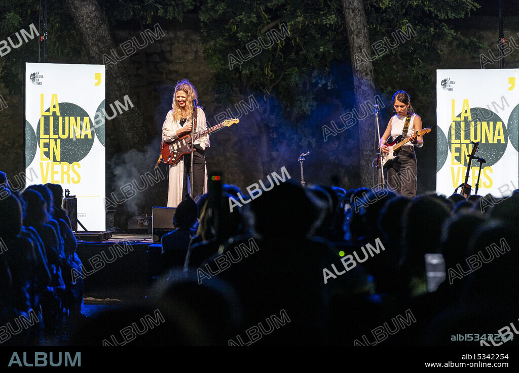 Christina Rosenvinge in concert with Amaia Miranda, Los verso sáficos, Jardí de la Casa Llorenç Villalonga, Binissalem, Mallorca, Balearic Islands, Spain.