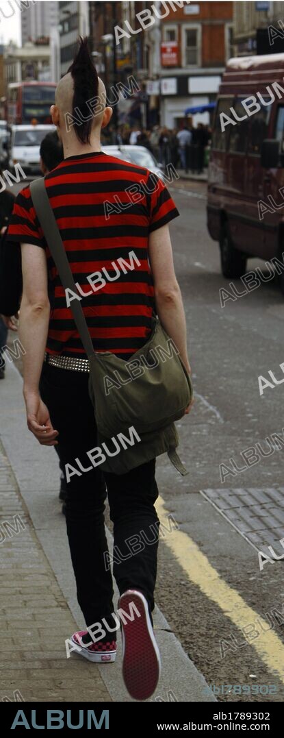 TRIBUS URBANAS. Chico de estética punk. Londres. Inglaterra. Reino Unido.