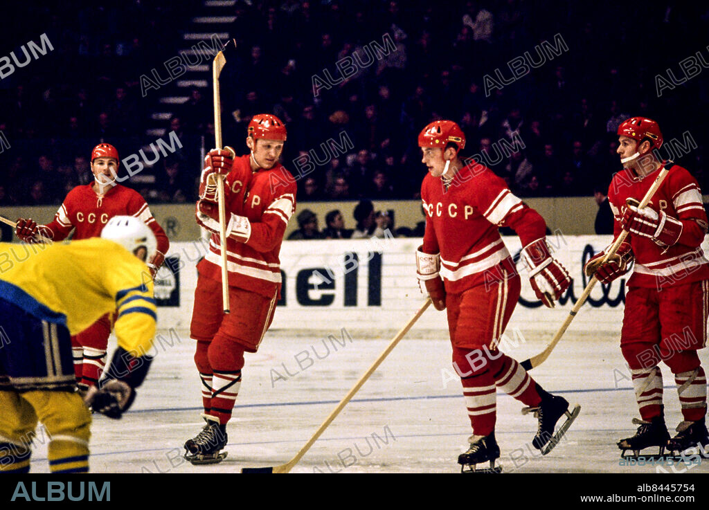 STOCKHOLM 1969-03-24. Sovjets superkedja med Vladimir Petrov, Boris Michajlov och Valerij Charlamov i samspråk innan en tekning i matchen mot Sverige i ishockey-VM i Stockholm 24:e mars 1969. Sovjet vann med 3-2.. Foto Jan Collsiöö / TT / Kod: 1001.