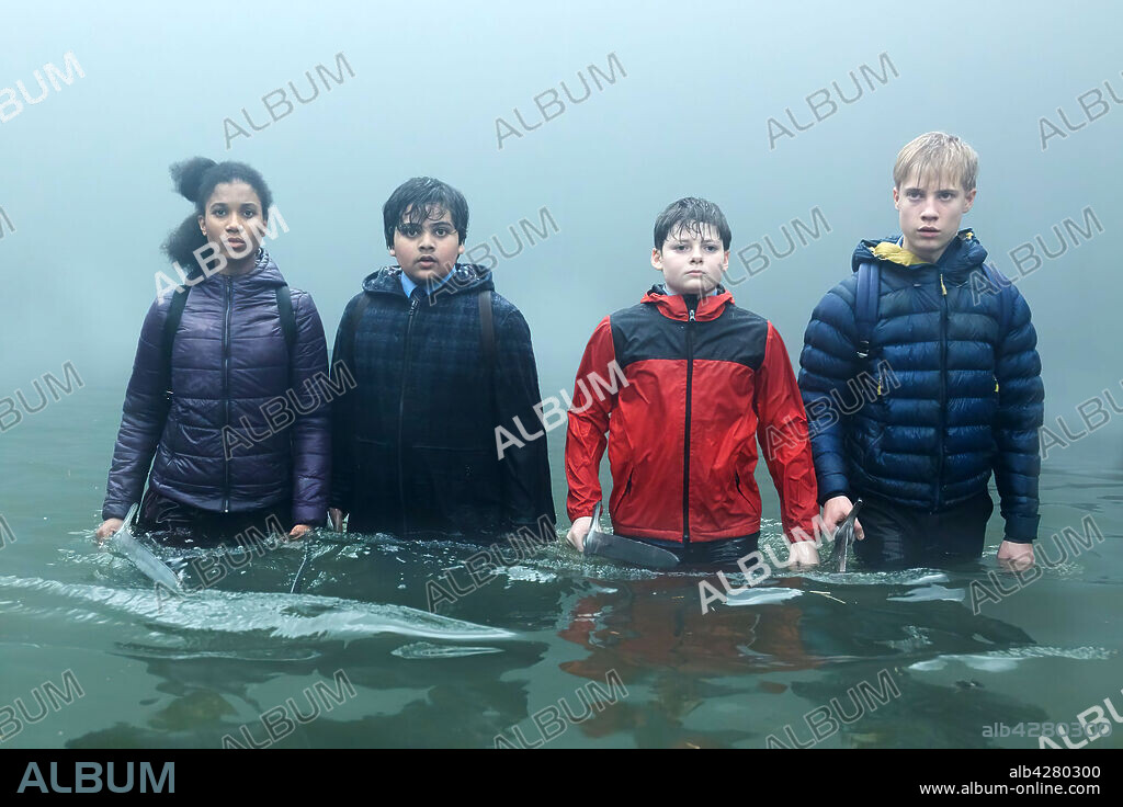 DEAN CHAUMOO, LOUIS ASHBOURNE SERKIS, RHIANNA DORRIS and TOM TAYLOR in THE KID WHO WOULD BE KING, 2019, directed by JOE CORNISH. Copyright Big Talk Pictures/Working Title Films.