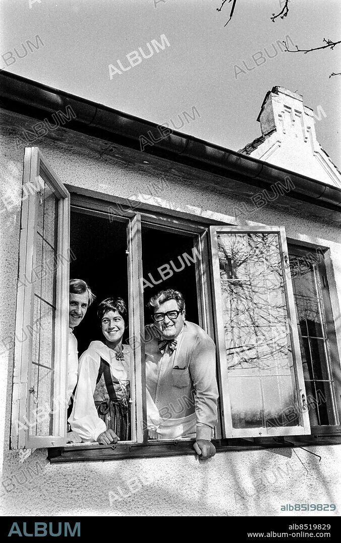 SKÅNE SKIVARP 1973-04-16.. Reportage inför SOMMARNÖJET. TV-program.. Sänt första gången 1973-06-02.. Här ses Lasse Holmqvist, programledare, med två andra personer i ett fönster.. Foto: Bo-Aje Mellin / RiR / SVT / Kod: 5600. Notis publ. i RiR 23/73 sid. 5.. RiR 20840 sv/v neg   . Leende Trio.