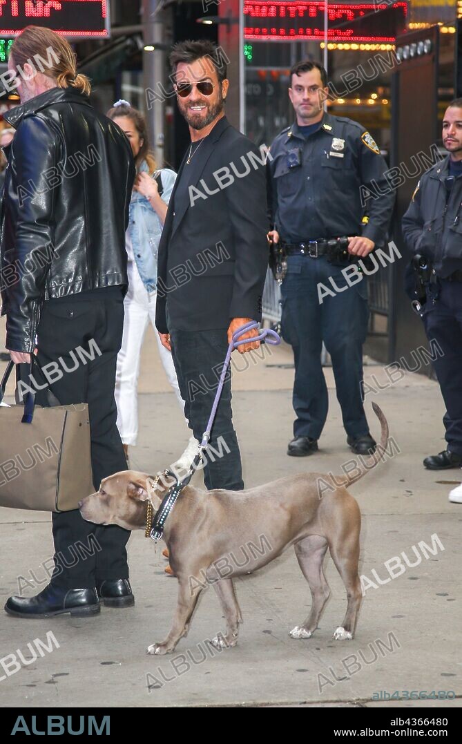 October 23, 2019, New York, New York, United States: October 22, 2019 New York City..Justin Theroux out in Manhattan on October 22, 2019 in New York City. 23/10/2019