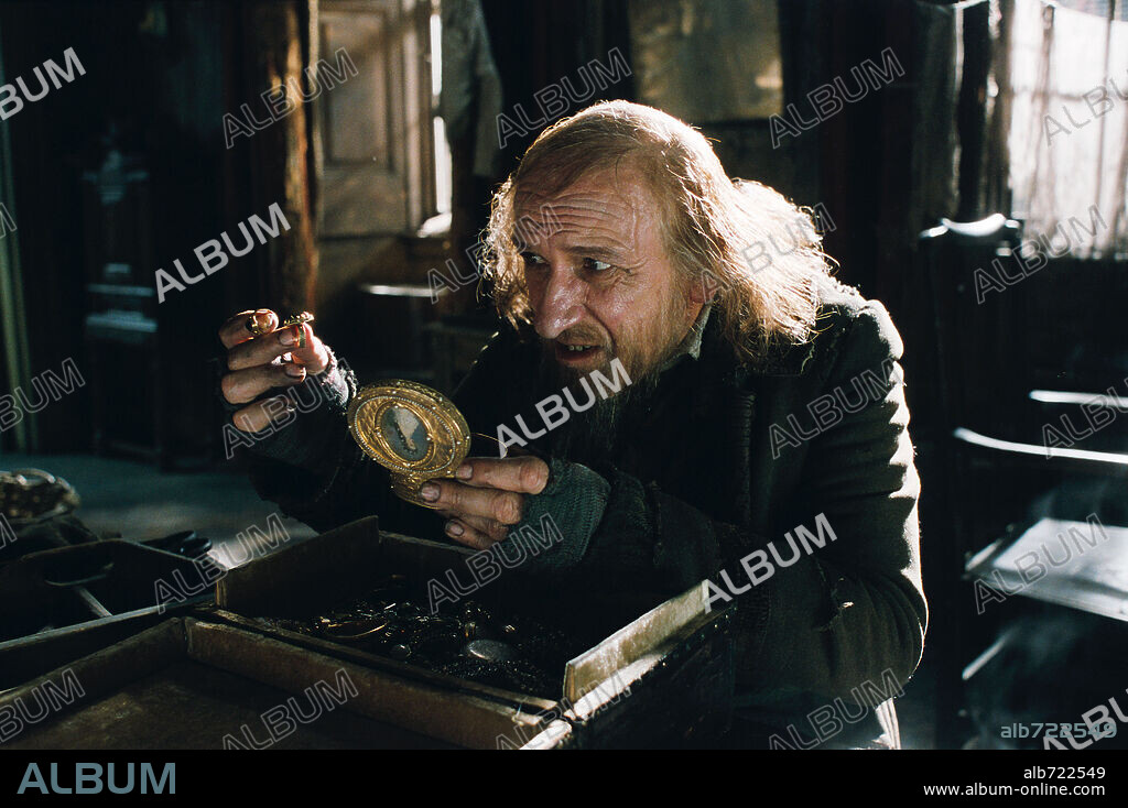 BEN KINGSLEY in OLIVER TWIST, 2005, directed by ROMAN POLANSKI. Copyright OLIVER TWIST PRODUCTIONS LLP / FERRANDIS, GUY.