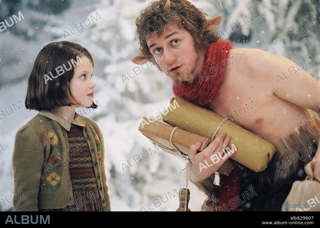 GEORGIE HENLEY and JAMES MCAVOY in CHRONICLES OF NARNIA: THE LION, THE WITCH AND THE WARDROBE, THE, 2005, directed by ANDREW ADAMSON. Copyright WALT DISNEY PICTURES / VINET, PIERRE.