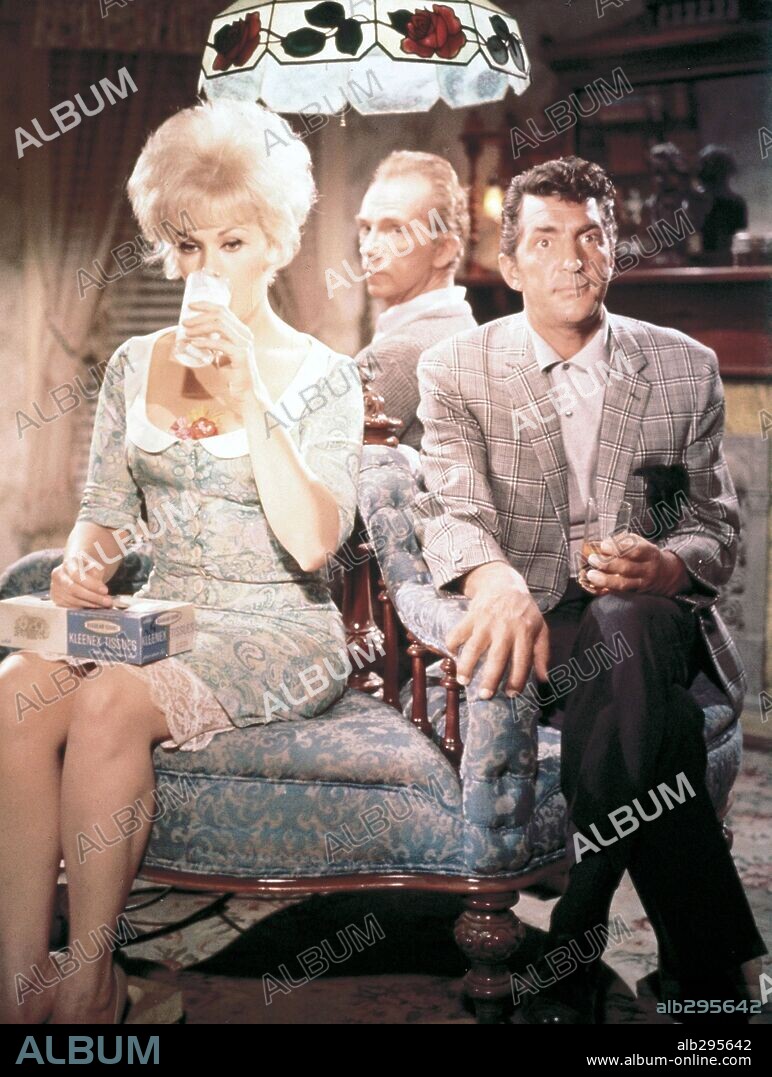 DEAN MARTIN, KIM NOVAK y RAY WALSTON en BÉSAME, TONTO, 1964 (KISS ME, STUPID), dirigida por BILLY WILDER. Copyright UNITED ARTISTS.