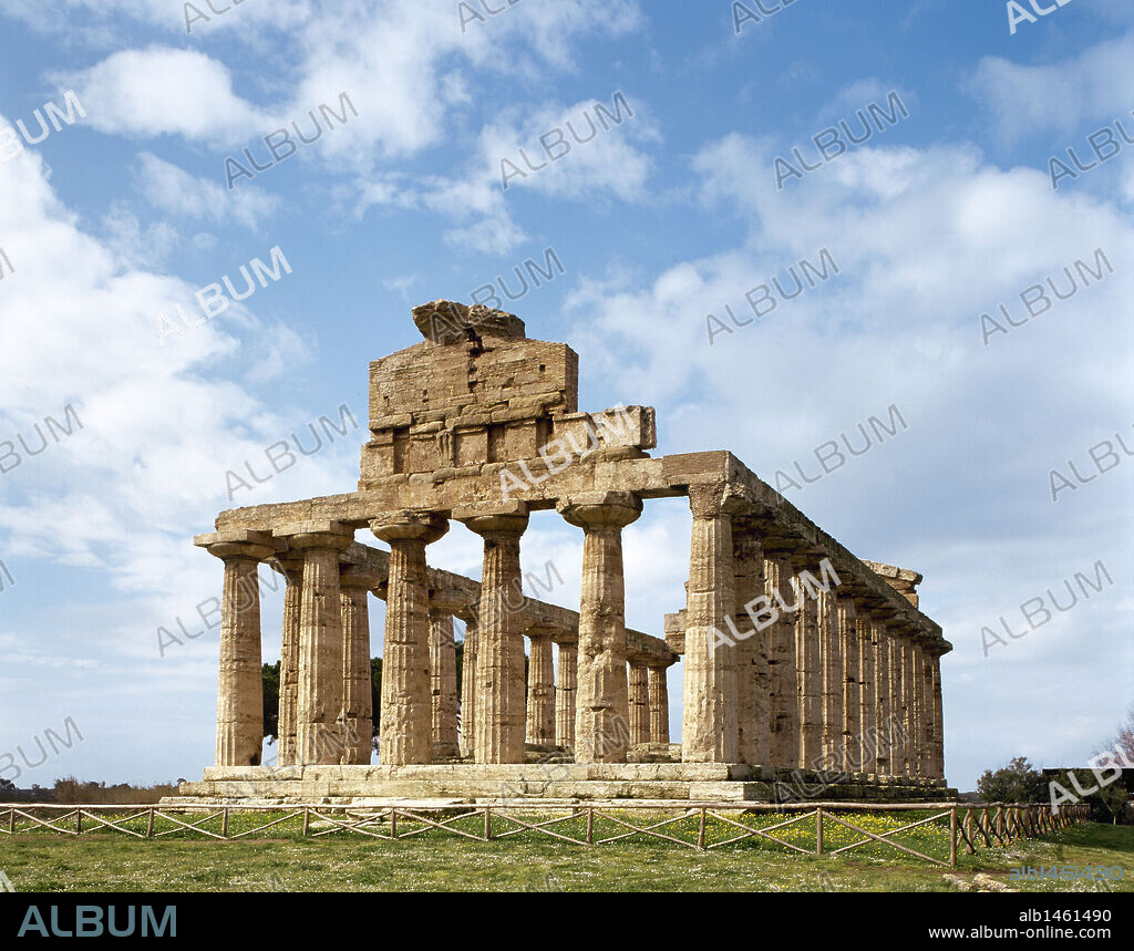 ARTE GRIEGO. MAGNA GRECIA. TEMPLO DE ATENEA, antes mal conocido como templo de Ceres. Fue construido a finales del s. VI a. C. De estilo dórico, tiene unas dimensiones de 32,88 x 14,54 metros. Vista general del templo. PAESTUM (antigua ciudad griega de Poseidonia o Posidonia). Provincia de Salerno. Campania. Sur de Italia. Europa.