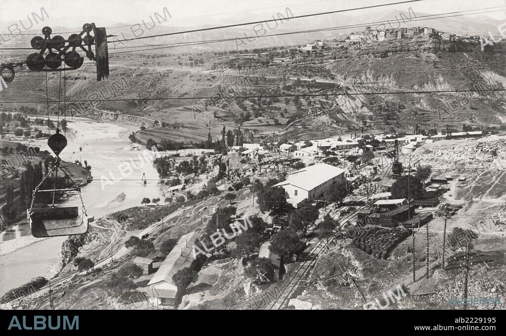 España. Catalunya. Construcción del pantano de Sant Antoni, en Tremp, por la compañía Riegos y Fuerzas del Ebro, S.A., popularmente conocida como "la canadiense". Campamento y pueblo de Talarn. Año 1915.