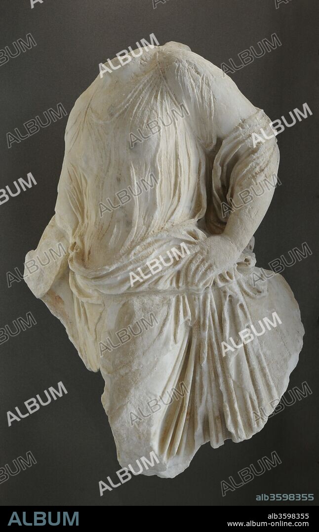 Arte griego. Fragmento del relieve que decoraba el parapeto de Templo de Atenea Nike. Acrópolis de Atenas. Grecia. Nike en una posición tranquila. Parte sur del parapeto occidental. Siglo V A. C. Museo de la Acrópolis (Acropolis Museum). Atenas. Grecia.