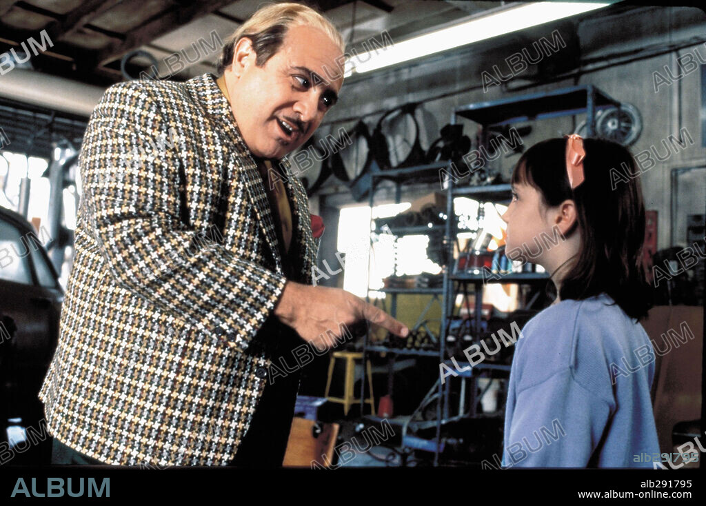 DANNY DEVITO and MARA WILSON in MATILDA, 1996, directed by DANNY DEVITO. Copyright TRISTAR PICTURES.