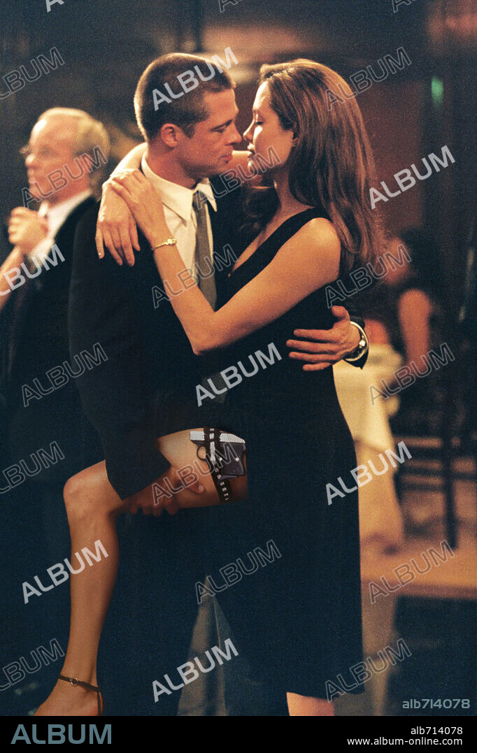 ANGELINA JOLIE and BRAD PITT in MR. AND MRS. SMITH, 2005, directed by DOUG LIMAN. Copyright 20TH CENTURY FOX.