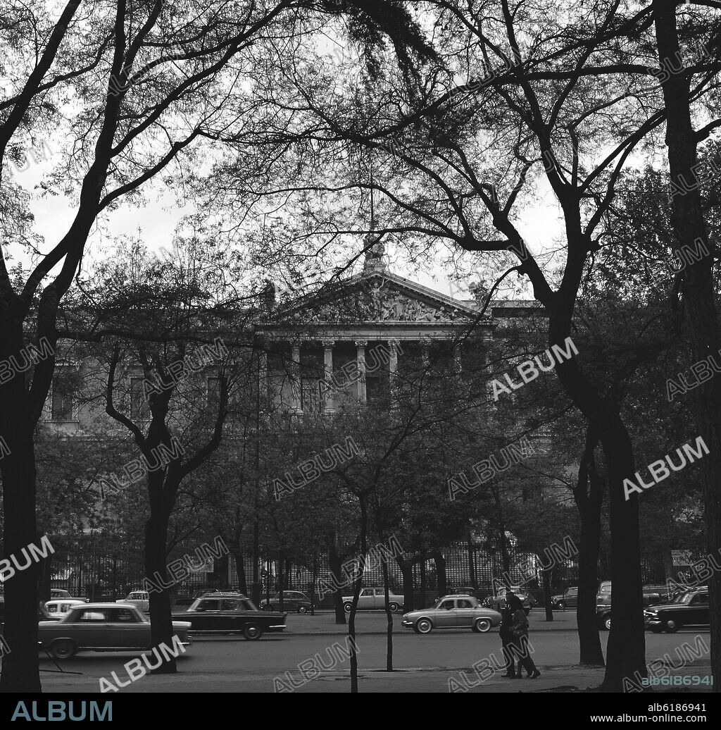 FRANCISCO JAREÑO 1818-92 Y ANTONIO RUIZ DE SALCES. FACHADA PRINCIPAL DE LA BIBLIOTECA NACIONAL - 1866/92 - FOTOGRAFIA EN BLANCO Y NEGRO - AÑOS 60.