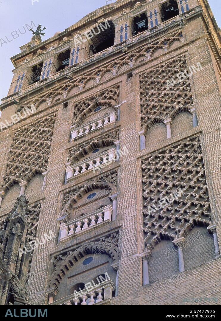 GIRALDA-SEGUNDO CUERPO-VISTA DE LA DECORACION EN SEBKA O DE REDES DE ROMBOS.