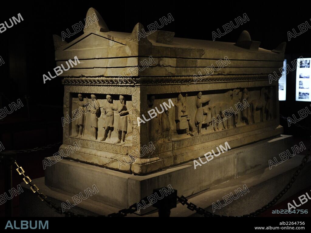 ARTE GRIEGO-HELENISTICO. TURQUIA. SARCOFAGO DEL SATRAPA (2ª mitad del s. V a. C.). Toma el nombre de un alto funcionario, gobernador de una provincia en la Persia de la dinastía aqueménida, que aparece en uno de los lados, sentado en el trono. Vista general del sarcófago. Museos Arqueológicos (Museo de las Antigüedades). Estambul. Turquía.