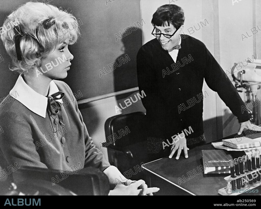 JERRY LEWIS y STELLA STEVENS en EL PROFESOR CHIFLADO, 1963 (THE NUTTY PROFESSOR), dirigida por JERRY LEWIS. Copyright PARAMOUNT PICTURES.