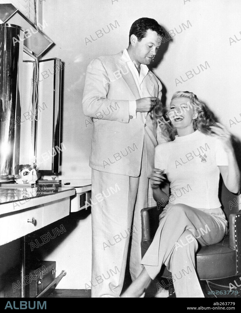 ORSON WELLES et RITA HAYWORTH dans THE LADY FROM SHANGHAI, 1947, réalisé par ORSON WELLES. Copyright COLUMBIA PICTURES.
